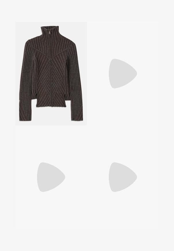 Pulover tricotat cu fermoar, de culoare maron închis, cu dungi gri, având o textură ribbată și un guler înalt, design conic și deschideri laterale.; Tricou alb din bumbac, cu mâneci scurte, guler rotund, croi lejer și tiv cusut. Eticheta este vizibilă pe interiorul gulerului.; Pantaloni albi cu picioare largi, confecționați din bumbac cu o textură fină. Prezintă un buton în față, fermoar și un design cu patru buzunare.; Botină din piele neagră, cu o textură netedă, vârf ascuțit și toc gros, înalt. Dispune de o deschidere laterală și un design minimalist.