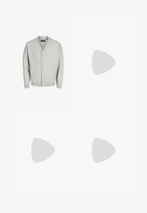 Svetlo sivi kardigan iz mehke pletenine z V-izrezom, petimi gumbi spredaj ter rebrastimi manšetami in robom.; Bela bombažna majica s kratkimi rokavi, okroglim izrezom, sproščenim krojem in brez vidnih logotipov ali vzorcev. Gladka tekstura in minimalen dizajn.; Visoko pasovi, široke kavbojke iz obledelog črnega denima. Imajo pet žepov, zanke za pas in čisto, ravno obliko nog. ; Bele usnjene superge z nizkim zgornjim delom, okroglo konico, ravnim belim gumijastim podplatom in minimalističnimi šivi. Šnure so pritrjene skozi šest lukenj.