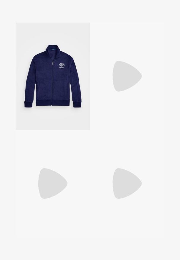 Marineblå fleece-jakke med glidelås og ståkrage, med hvit tekst "Polo NYC" og tennisracket-grafikk på venstre bryst. Myk tekstur.; Hvit polo skjorte laget av bomull, med klassisk krage, tre-knapps ståkrage og lomme på venstre bryst; liten logo ved kanten.; Hvite bomullsbukser med rett ben-design, synlige flekker og knappelukking. Har frontlommer og et belte merke.; Hvit og lysebeige treningssko, med en mesh-overdel, perforerte detaljer og en teksturert mellomsåle med merkevare på hælen.