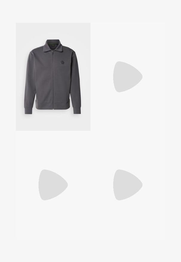 Giacca grigia con zip realizzata in tessuto liscio, caratterizzata da un alto colletto, polsini a coste e un logo esagonale sul lato sinistro del petto.; T-shirt bianco in cotone con maniche corte, caratterizzato da un logo nero "BOSS" centrato sul petto e un design con scollo rotondo.; Pantaloni in cotone beige con design a gamba dritta, dotati di tasche frontali e chiusura classica con bottone. Texture morbida con una leggera sfumatura.; Sneaker bianca in pelle con accenti in suede beige, caratterizzata da una punta rotonda, chiusura con lacci e suola in gomma marrone, con il nome del marchio "BOSS".