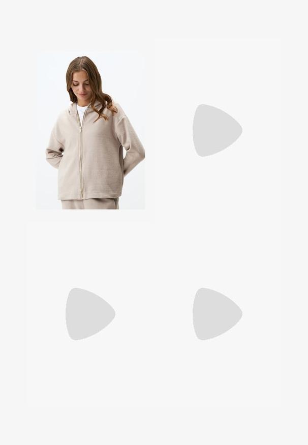 Beige Zip-up-Hoodie aus weichem Fleece. Mit Kapuze mit Kordelzug, langen Ärmeln und lockerer Passform. Goldfarbene Reißverschlussbeschläge setzen Akzente.; Braun gepunktetes Kleid mit einem Drapiert-Ausschnitt, dünnen Trägern und einem Riemen-Rückendesign, hergestellt aus einem leichten Stoff.; Braune, mit Absatz versehene Flip-Flop-Sandale mit einem schmalen Riemen und abgerundetem Zehensteg, der ein kleines goldfarbenes Akzent auf dem Fußbett aufweist.; Sonnenbrille mit einem transparenten beigen Rahmen, ovalen Gläsern und schlanken Bügeln. Ausgestattet mit lichtbraun getönten Gläsern und minimalem Branding.; Beige Nylon Schultertasche mit einer weichen Textur, gerafften Seiten und verstellbarem Tragegurt. Verfügt über einen Reißverschlussverschluss und dezente Logo-Details.