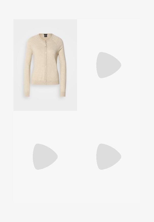 Cardigã bege com mangas longas, decote redondo e fecho por botão. Feito de um tecido suave com uma textura lisa e um brilho subtil.; T-shirt branco cropped, mangas curtas e largas, material de algodão suave, decote redondo com um discreto acabamento laranja, design minimalista, sem padrões ou gráficos.; Calças de algodão brancas com um design de perna reta, apresentando uma cintura de altura média e sem hardware ou padrões visíveis. Textura suave por toda a peça.; Sandálias de salto alto em couro preto com um salto curvado e fino e um design de tiras cruzadas. Correia ajustável no tornozelo. Textura suave.