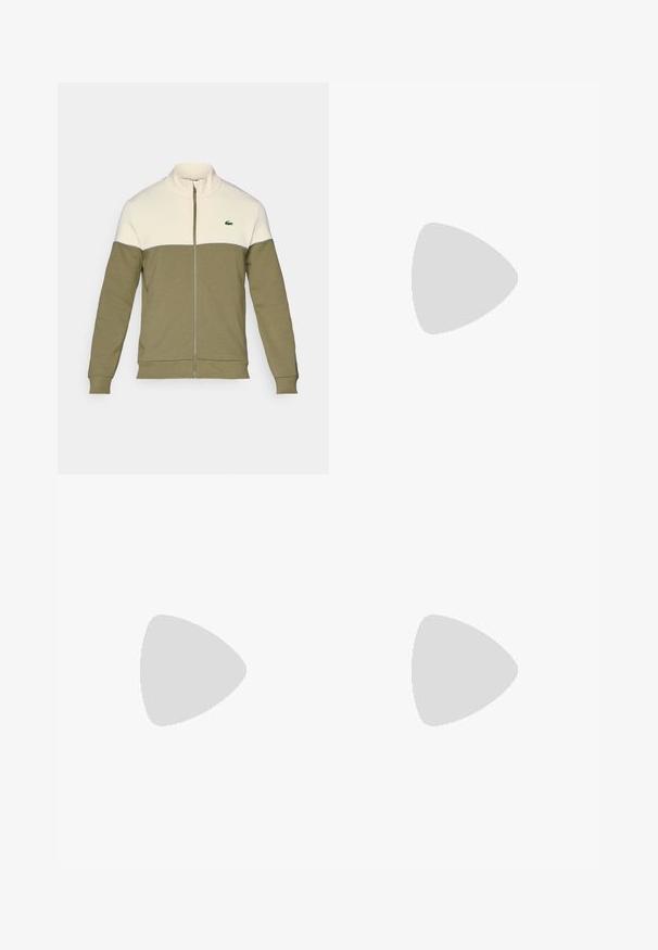Jachetă verde măslin cu fermoar, cu un panou superior alb, fabricată dintr-un material moale. Prezintă un guler în picioare și un mic logo brodat pe piept.; Tricou din bumbac negru cu guler rotund, mâneci scurte și un mic logo verde de crocodil pe partea stângă a pieptului. Textură netedă, design casual.; Pantaloni de trening albi cu talie elastică, având dungi laterale negre și manșete. Realizați dintr-un material moale cu o textură netedă.; Pantofii sport negri au un material superior texturat, trei dungi orizontale și o talpă albă cu un profil căptușit. Au un design ușor și aerodinamic.
