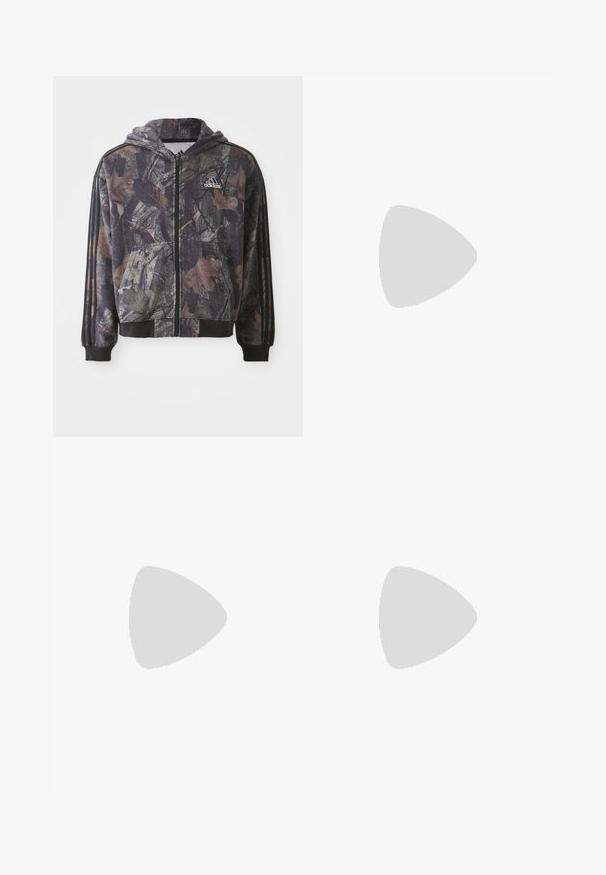 Chaqueta con capucha y cremallera que presenta un patrón de camuflaje con detalles en hojas marrones y negras, puños negros y tres rayas negras en las mangas.; Tres camisetas sin mangas de algodón de color blanco con canalé. Cuentan con cuello redondo y pequeñas etiquetas negras cerca del dobladillo. Disponibles en múltiples tamaños.; Pantalones deportivos negros con cintura elástica, confeccionados en tela suave, que presentan costuras laterales sutiles y un ajuste relajado, diseño de pierna recta.; Zapatillas negras con un upper de ante y sintético, con tres rayas blancas, suela de goma texturizada y etiqueta de logo azul en la lengüeta.