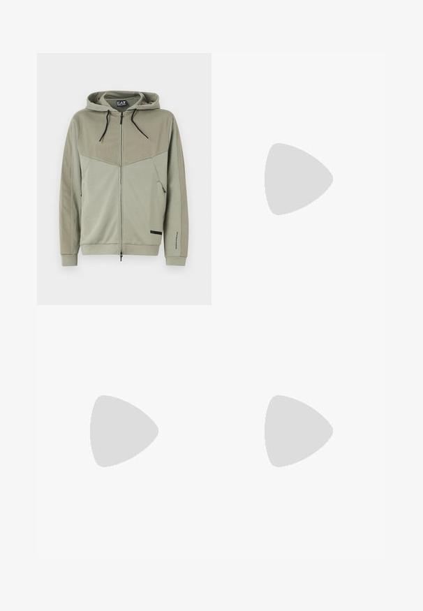 Zelená mikina na zips s textúrovanou sieťovinou v hornej časti, s kapucňou na šnúrku a bočnými vreckami; obsahuje pevnú spodnú časť a detail s logom.; Biela bavlnená tričko s okrúhlym výstrihom a krátkymi rukávmi, na prednej strane s potlačou zlatého loga EA7 Emporio Armani.; Čierne športové šortky vyrobené z jemného materiálu, s elastickým pásom a malým žltým logom EA7 na dolnej ľavej nohe.; Biele kožené tenisky s hladkým povrchom, okrúly špičkový dizajn, ploché šnúrky a textúrovaná podrážka. Obsahujú jemné logo na päte.