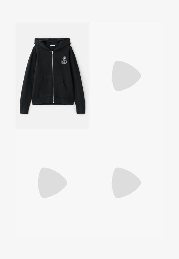 Svart zip-up hettegenser med frontlomme og en slange-design brodert på venstre bryst. Laget av mykt stoff med en glatt tekstur.; sandro LOGO SLEEK TEE - T-shirts - noir; sandro ALPHA - Chinos - noir; Hvite sneakers med en glatt skinnoverdel, beige semsket skinn-detaljer, flate lisser og en teksturert gummisåle, parret med lyse, vide bukser.