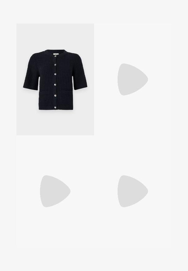 Marineblauwe cardigan met korte mouwen, gemaakt van gestructureerde breiware, met een ronde halslijn, knopen aan de voorkant en twee zakken.; Witte geribbelde tanktop met een ronde hals, zonder mouwen en een cropped lengte. Label draagt "JJXX." Gladde stoftextuur.; Zwarte, wijde broek met een elastische tailleband, gemaakt van gladde stof. Heeft een strakke uitstraling zonder zakken of zichtbare stikseldetails.; Zwarte en grijze suède sneaker met een groot crèmekleurig "N"-logo, paarse veters en een gestructureerde rubberen zool van gum.
