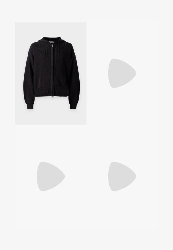 Felpa con zip nera in tessuto a maglia testurizzata, dotata di cappuccio, polsini e fondo a coste. Il design comprende una zip centrale e una vestibilità morbida.; T-shirt in cotone nero con maniche corte, scollatura rotonda e vestibilità rilassata. Presenta un design semplice senza motivi o accenti.; Pantaloni neri a gamba larga realizzati in un tessuto leggero. Presentano una vita elasticizzata e una texture liscia. Senza motivi visibili o accessori.; Scarpe da ginnastica bianche e nere con suola testurizzata, caratterizzate da intagli sui lati e lacci, e una schiena imbottita per il supporto.