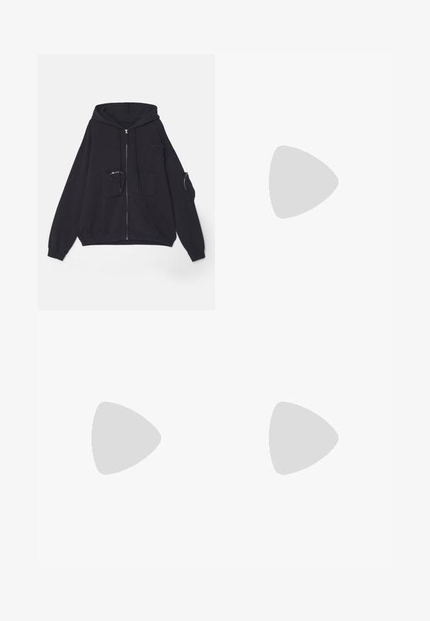 MM6 Maison Margiela Sudadera con cremallera - washed black; Camiseta de algodón negra con mangas cortas y cuello redondo. Presenta una impresión numérica blanca con un '6' estilizado en el pecho.; Pantalones de pierna ancha negros hechos de un tejido suave. Cuentan con una cintura elástica, una textura suave y un diseño simple y moderno sin patrones.; Zapato negro de piel sin cordones, con punta redondeada, tacón bajo y correa frontal. Textura suave con un sutil detalle del logotipo en la correa.