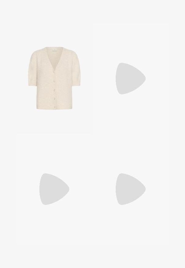 Kaffe MARINA - Gilet - sandshell cc; T-shirt blanc à manches courtes en coton doux, avec un col rond et des manches raglan, présentant une coupe droite et décontractée sans motifs.; Jean blancs taille haute avec une coupe droite, dotés de poches avant, d'une fermeture à bouton et d'une texture de denim lisse. Portés avec des sandales légères.; Sneaker Nike Dunk Low en noir et blanc avec tige en cuir, boîte à orteils perforée et lacets noirs, dotée d'une semelle blanche et d'accents de logo.; Lunettes de soleil en métal doré avec des verres vert foncé, de style aviateur, dotées de branches fines et d'accents en écaille de tortue sur les embouts.; Sac à main en cuir matelassé noir avec une bandoulière en chaîne et un charm décoratif. Texture douce, forme structurée et silhouette décontractée.