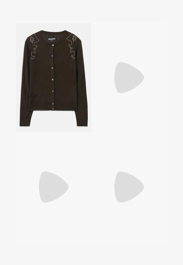 Cardigan marrone scuro realizzato in tessuto morbido, con collo rotondo, maniche lunghe e strass decorativi lungo le spalle.; T-shirt bianca a maniche corte realizzata in tessuto a costine. Collo rotondo, vestibilità regolare e dettagli di cucitura sottili. Senza motivi o grafiche.; Gonna midi bianca in maglia con un motivo testurizzato a righe verticali e dettagli a taglio vicino all'orlo. Vita elasticizzata. Materiale morbido.; Pantofole da balletto nere in pelle con punta arrotondata, texture liscia, dettagli di cucitura minimi e design con suola flessibile.