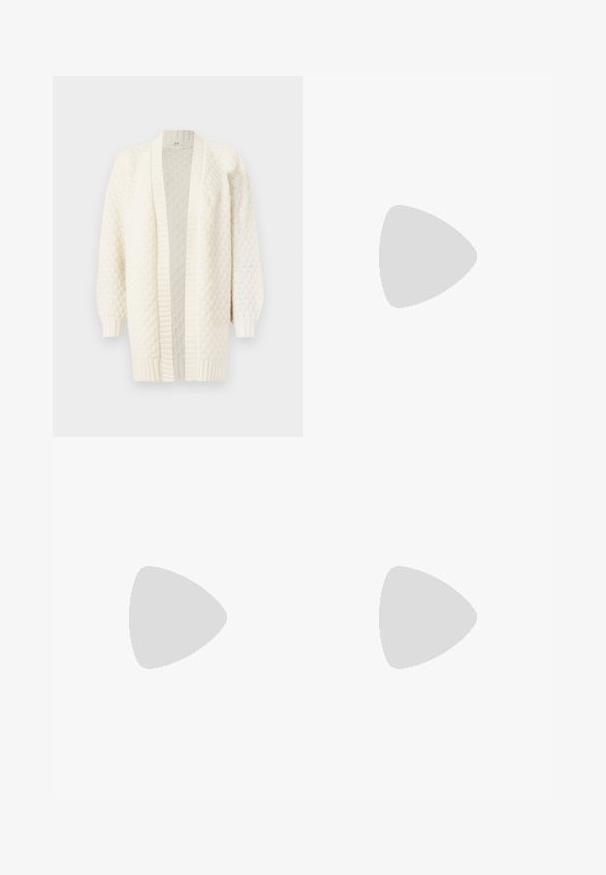 Gilet en tricot couleur crème avec une ouverture à l'avant, des manches longues, des poignets et un ourlet côtelés, présentant un motif texturé sur l'ensemble.; T-shirt noir à manches courtes en coton. Il présente un col rond, une coupe décontractée et un ourlet net sans motifs ni accessoires visibles.; Pantalons noirs évasés en tissu extensible. Présentent une taille haute et un design lisse et ajusté qui s'évase à partir du genou.; Baskets plateforme blanches, noires et grises avec un design texturé. Présentent une tige lisse, un système de laçage et une semelle en caoutchouc.