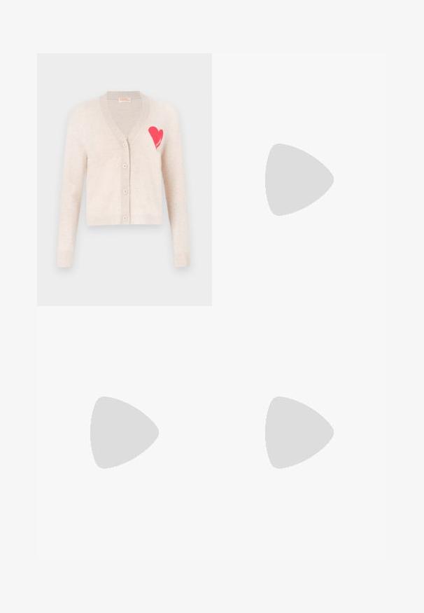 bézs kardigán V-nyakkal, hosszú ujjal, és egy rózsaszín szívmintával a bal mellrészen. Öt gombbal és bordázott mandzsettákkal rendelkezik.; Három hosszú ujjú póló egymásra rakva: fekete, szürke és fehér. Mindegyiknek kerek nyaka van, és rövidített fazonnal rendelkezik, sima, könnyű anyagból készült.; Magas derekú, széles szárú sötétkék farmernadrág elöl és hátul zsebekkel, gombos záródással és látható varrási részletekkel.; Beige velúr balettcipő fekete bőr kerek orral, alacsony sarokkal és sima textúrával, minimális varrással és letisztult dizájnnal.