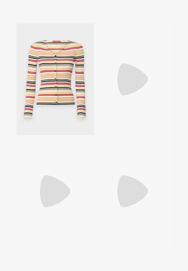 Geribbelde cardigan met lange mouwen, gekenmerkt door veelkleurige horizontale strepen in rood, geel, zwart en wit, met een V-hals en zes knopen aan de voorkant.; Witte korte mouwen t-shirt van ribstof. Ronde halslijn, normale pasvorm en subtiele stiksels. Geen patronen of grafische elementen.; Marineblauwe wijde broek met een soepele textuur, vlakke tailleband en geen zichtbare sluitingdetails. Ontworpen voor een ontspannen pasvorm.; Zwarte leren ballerina met een ronde neus, gladde textuur, minimale stikdetails en een flexibele zoolontwerp.; Bruine leren handtas met een klep sluiting, gouden hardware, een schouderband en een gladde textuur. Compact rechthoekige vorm.