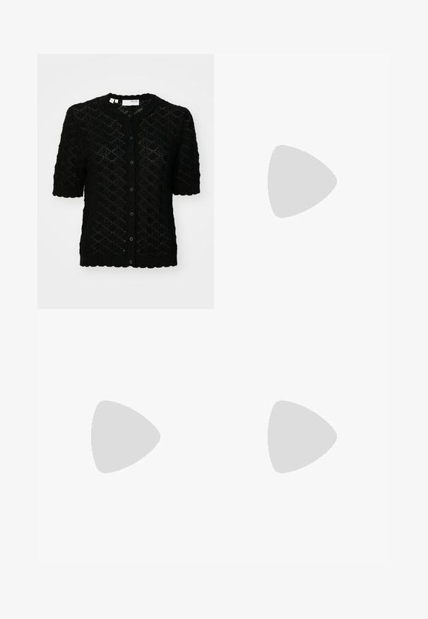 Cardigan noir en tricot présentant un motif en losanges texturé, des manches courtes, un col rond et une fermeture à boutons avec un ourlet en forme de vagues.; Débardeur blanc côtelé avec un col rond, sans manches et d'une longueur cropped. L'étiquette indique "JJXX". Texture du tissu lisse.; Pantalons noirs à jambes larges avec une taille élastique, fabriqués à partir d'un tissu lisse. Présente un design épuré sans poches ni détails de couture visibles.; Baskets en suede noir et gris avec un grand logo "N" couleur crème, lacets violets et semelle extérieure en caoutchouc gomme texturé.