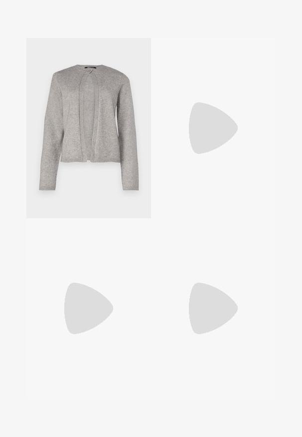 Sivi kardigan izrađen od mekanog pletiva, s okruglim izrezom, otvorenim prednjim dijelom i rebrastim detaljima na rukavima i rubu.; Crna majica kratkih rukava od glatkog materijala; ima drapirani izrez i asimetrični donji rub, uz prilagođeni kroj tijela.; Crne hlače ravnog kroja, s prednjim džepovima i bočnim prorezima na rubu. Izrađene od mekog i glatkog materijala. Pogodne za razne prigode.; Crne lakirane sandale na pete sa kvadratnim nosom, trakama oko gležnja i srebrnim kopčama. Imaju čvrst blok petu za stabilnost.