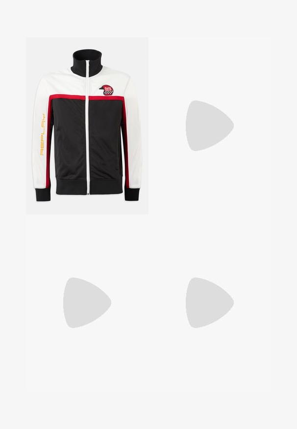 Μαύρο, άσπρο και κόκκινο τζάκετ ιχνηλασίας με ψηλό γιακά, κόκκινες ρίγες, μπροστινό φερμουάρ και μια ετικέτα που απεικονίζει ένα κράνος στο αριστερό στήθος. "REPLAY" τυπωμένο σε κίτρινο.; Λευκό T-shirt κοντομάνικο με μαύρες λεπτομέρειες. Διαθέτει το λογότυπο "REPLAY FC" και το κείμενο "Highperformance" σε αθλητική γραμματοσειρά. Φτιαγμένο από ένα λείο ύφος.; Μαύρα τζιν παντελόνια με ίσια γραμμή, διαθέτουν πέντε τσέπες, κλείσιμο με κουμπί και ελαφριά φθορά στο ύφασμα.; Replay FIELD MELT 25 - Αθλητικά παπούτσια - black