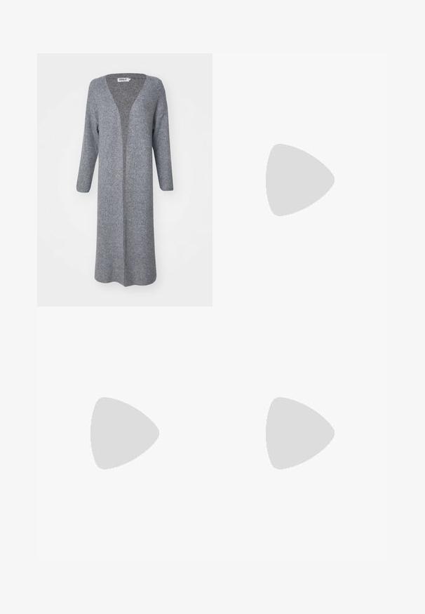 Cardigan lung, cu deschidere frontală, dintr-un material tricotat de culoare gri deschis, având decolteu în V și mâneci lungi cu textură ribbed.; Body negru cu mânecă lungă și guler înalt, având un material solid pe trunchi și mâneci din plasă transparentă, realizat într-o formă ajustată.; Fustă creion neagră, plisată, cu detalii cu fundă și o fanta laterală. Fabricată dintr-un material elastic, cu o textură netedă și un design care se mulează pe corp.; Cămașă cu toc înalt, neagră, cu vârful ascuțit, suprafață texturată și interior de un roz vibrant. Dispune de un toc gros cu accent argintiu.