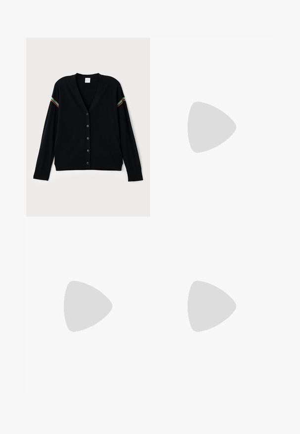Cardigan noir avec un col en V, une fermeture par boutons à l'avant et des manches longues. Présente des accents rayés colorés sur les épaules et un tissu texturé.; Débardeur noir à côtes avec un col rond et sans manches. Fabriqué en tissu extensible, il présente une silhouette ajustée et des bords nets.; Pantalons blancs à jambes larges en coton avec une texture douce. Comprend un bouton à l'avant, une fermeture éclair et un design à quatre poches.; Stuart Weitzman POWER 75 - Escarpins à talons hauts - black