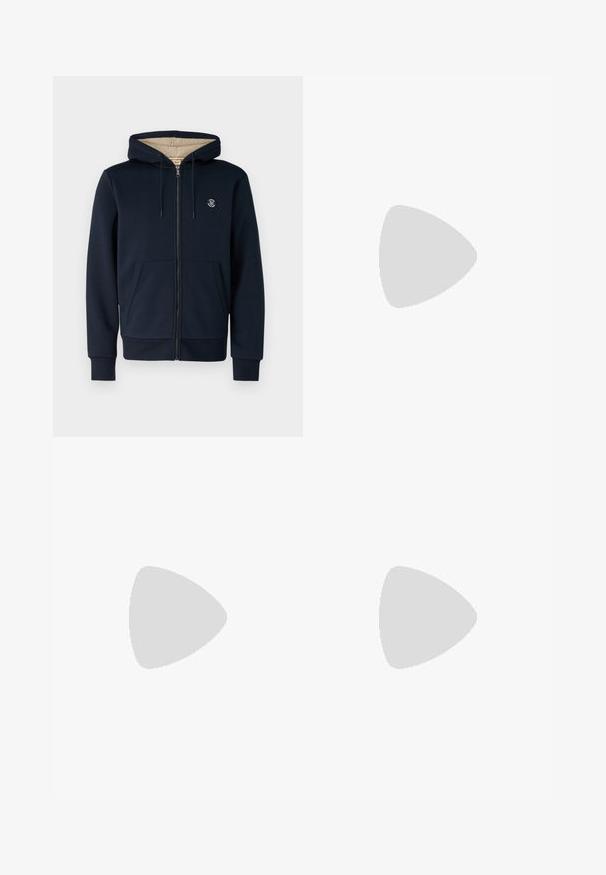 Jack & Jones JPRBLUMASON  - Hættetrøje - night sky; Beige bomulds t-shirt med rund hals og korte ærmer. Har et subtilt "Levi's" logo i samme farve på brystet. Blød tekstur.; Lyseblå denimjeans med en afslappet pasform, der har et lige ben-design og standard syning, kombineret med sorte sneakers.; Hvide slip-on sneakers med en struktureret overflade, en tyk sål og et minimalistisk design. Har brandlogoet på siden.