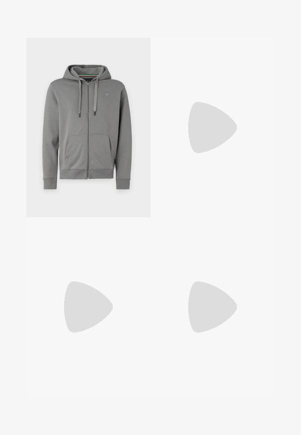 Felpa grigia con zip realizzata in tessuto morbido, dotata di cappuccio, due tasche frontali e polsini a costine, con un logo sul lato sinistro del petto.; Maglietta a maniche corte blu navy, realizzata in un tessuto morbido, presenta un classico colletto girocollo e una vestibilità comoda, senza motivi o dettagli visibili.; Jeans in denim blu chiaro con una vestibilità ampia, gambe larghe e dettagli di cucitura visibili. Presenta una chiusura con bottone e zip, cinque tasche.; Sneaker bianca, blu navy e grigia con un design a materiali misti, caratterizzata da una tomaia testurizzata, lacci piatti e una suola imbottita.
