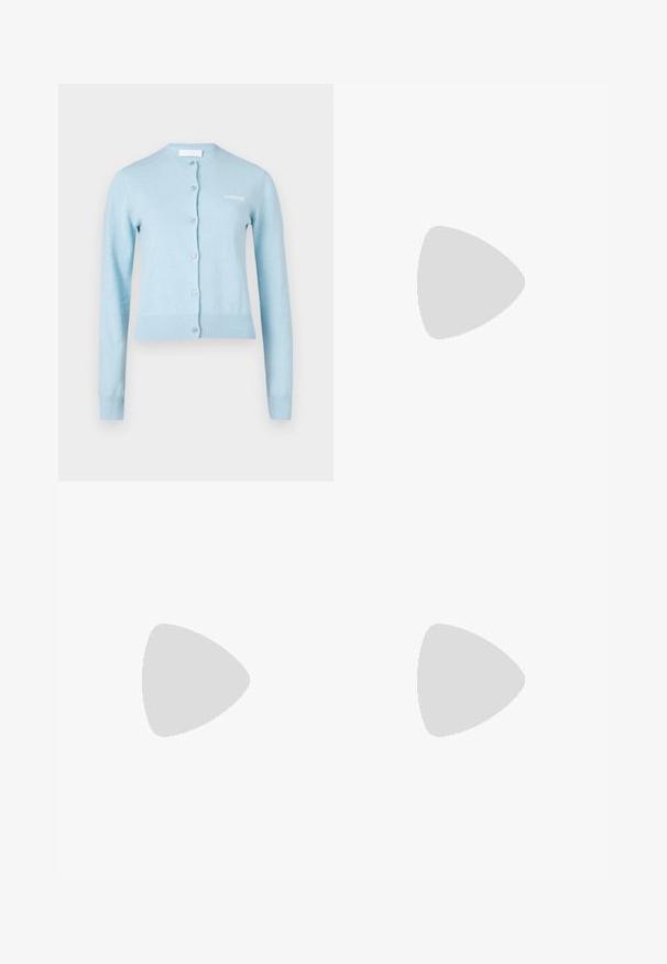 Jasnoniebieski kardigan z miękkiego materiału, z okrągłym dekoltem, zapinany na guziki z przodu oraz ściągaczami na mankietach i na dole. Na piersi haftowane logo.; Czarny bawełniany t-shirt z okrągłym dekoltem, krótkimi rękawami i haftowanym logo na piersi. Prosty, luźny krój bez wzorów.; Czarne spodnie o dopasowanym kroju z prostymi nogawkami, o gładkiej fakturze i wyraźnych zagięciach z przodu. Bez widocznych elementów metalowych.; Czarne lakierowane szpilki z ostrym noskiem, regulowanymi paskami wokół kostki i smukłą szpilką. Gładka tekstura z błyszczącym wykończeniem.