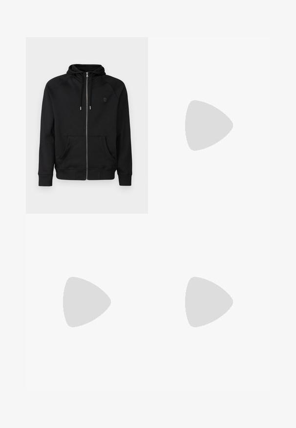 Felpa nera con zip, realizzata in tessuto morbido. Presenta un cappuccio con cordino, due tasche frontali e un piccolo logo sul petto.; Maglietta nera a maniche corte con dettagli bianchi a tre strisce sulle spalle e un piccolo logo bianco sul petto. Tessuto dalla texture liscia.; Pantaloni sportivi neri con vita elasticizzata, design a gamba dritta, tasche laterali e polsini con zip, realizzati in un tessuto liscio e leggero.; Sneaker in suede nero con dettagli gialli, dotato di tre strisce e una suola in gomma marrone. Include una linguetta imbottita per il comfort.