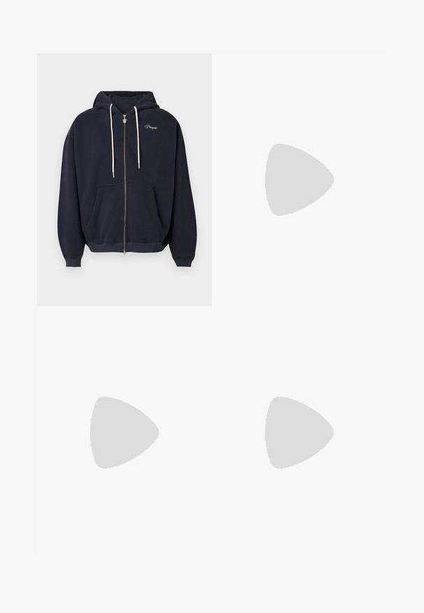 Μπλε σκούρο φούτερ με φερμουάρ, κατασκευασμένο από μαλακό ύφασμα, διαθέτει μπροστινή τσέπη, κουκούλα με κορδόνια και κεντημένο λογότυπο στο στήθος. Ομοιόμορφη υφή.; Λευκή πόλο μπλούζα από βαμβάκι, με κλασικό γιακά, τριπλή κουμπιέρα και τσέπη στο αριστερό στήθος; μικρό λογότυπο στο μανίκι.; Μπεζ βαμβακερό παντελόνι με ίσια γραμμή, διαθέτει κουμπί κλεισίματος και πτυχές στο μπροστινό μέρος για επιπλέον λεπτομέρεια.; Λευκό και ανοιχτό μπεζ αθλητικό παπούτσι, με επάνω μέρος από διχτυωτό υλικό, διακοσμήσεις με περφορέ και υφή στην ενδιάμεση σόλα με επωνυμία στη φτέρνα.