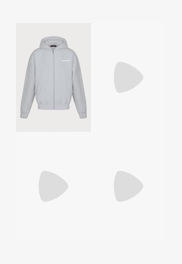 Pegador COLNE LOGO JACKET - Jaka ar rāvējslēdzēju - washed pearl grey/salty cream; Melnas kokvilnas T-krekls ar apaļu kaklu un īsām piedurknēm. Uz augšējās kreisās puses ir rozā Nike logo. Gluda tekstūra.; Melni šorti ar sašūtu jostu, viegls audums ar gludu tekstūru un vienkāršs dizains bez redzamiem logotipiem vai paraugiem.; Melni sporta apavi ar strukturētu audumu un gumijas zoli, ar elastīgām auklām un zilu akcentu uz papēža. Nēsāti ar gaišām džinsu biksēm.