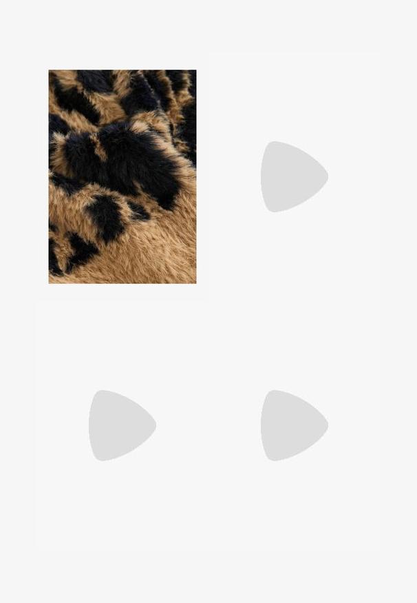 Tissu en fausse fourrure brun et noir avec une texture douce et duveteuse, présentant un motif de taches foncées sur un fond plus clair.; T-shirt blanc à manches courtes en coton. Doté d'un col ras du cou et d'une coupe décontractée. Texture lisse sans motifs ni accents visibles.; Jean brown à jambes larges en denim, doté d'une taille haute, de poches avant et d'une fermeture à bouton classique. Texture lisse avec des coutures subtiles.; Stradivarius Baskets basses - white