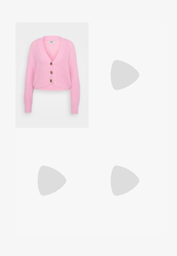 Rózsaszín, kötött, rövidített kardigán V-nyakkal, hosszú ujjakkal és három nagy barna gombbal az elülső részen. Texturált anyag és bordázott mandzsetta.; Két pánt nélküli felső: az egyik barna és krém színű absztrakt állatmintás, míg a másik egyszínű fekete. Mindkettő puha anyagból készült.; Szürke, redős szoknya texturált anyagból, derékpánttal és rejtett cipzárral. Egyenletesen elhelyezett redők jellemzik, ami strukturált megjelenést kölcsönöz.; Fekete bőr midi szoknya sima textúrával; derékpánttal és oldalsó zsebekkel rendelkezik. Fényes fekete magassarkú cipővel párosítva.; Fekete szövet kézitáska, amelyet megkötött masni díszít, kerek formájú, texturált felülete apró mintákkal, és egyetlen, vékony fogantyúval rendelkezik.