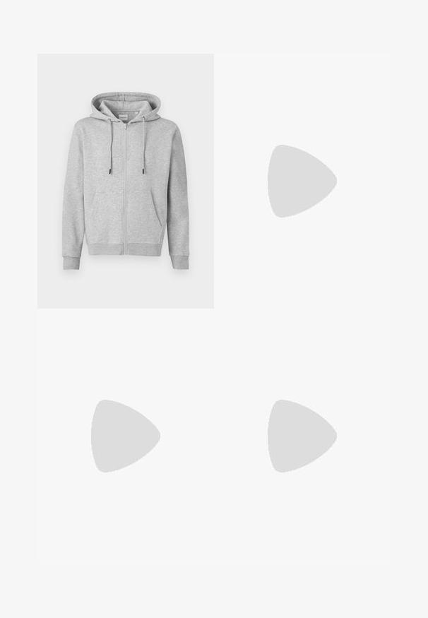Grå zip-up hettegenser laget av mykt stoff, med snor i hetten, frontlommer og ribbestrikkede mansjetter. Glatt tekstur med minimal detaljer.; Hvit kortermet t-skjorte laget av bomull med rund hals, med en jevn tekstur og et enkelt design uten mønstre eller detaljer.; Sorte denim bukser med rett ben-design, som har fem lommer, knappelukking og en ren finish. Holdbart stoff med en matt tekstur.; Hvite lær sneakers med grå semsket tåhette, tre horisontale hvite striper, blå aksent og brun gummisåle. Strukturert detalj på sålen.