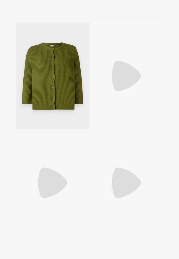 Groene geribbelde gebreide cardigan met lange mouwen en zeven bijpassende knopen aan de voorkant, voorzien van een ronde halslijn en rechte zoom.; Bruine lange mouwen top met een brede halslijn en een knoopdetail aan één zijde, gemaakt van zachte, gestructureerde stof.; Marineblauwe geplooide rok met een brede tailleband, gemaakt van een gladde stof. Bevat verticale plooien en valt tot halverwege de kuit.; Roze suède hoge hak sandaal met blokhak, open teen en enkelband met een gouden gespsluiting. Vlakke voorkant band.; Bruine faux leren schoudertas met een gebogen vorm, minimale stiksels en een gouden hardware-accent. Voorzien van een bovenste ritsluiting en een verstelbare schouderband.