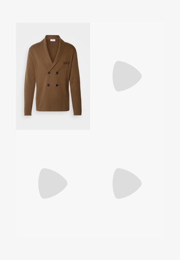 Lindbergh SHAWL COLLAR CARDIGAN - Kardiganas - brown; Trijų balta medvilninių marškinėlių komplektas, su apvaliu iškirpimu ir be rankovių dizainu, lygia tekstūra ir standartiniu pritaikymu.; Pilkos kelnės su pritaikytu dizainu, turinčios klosčius, tiesų kirpimą ir glotnų paviršių. Baigtos su diržo kilpomis.; Juodas odinis batų modelis su raišteliais, apvaliu nosiu, lygiu paviršiumi, minimaliai siuvinėjimu ir žemu guminėmis pakulne. Ant pakulnės šalia logo.