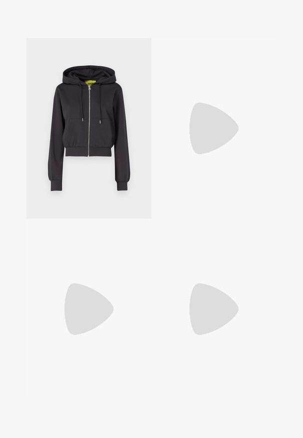 JJXX JXPALMA SHORT HODDIE  - Cipzáras pulóver - phantom; Fekete bordás crop tank top kerek nyakkivágással és ujjtalan dizájnnal. Puha, rugalmas anyagból készült, tiszta, lekerekített szélű részletekkel.; Világoskék, trapézszárú farmernadrág, magas derékkal, öt zsebbel és egy gombos záródással. Puha tapintású, magasított effektusú anyag.; Fehér, vastag talpú sportcipők, textúrált felsőrésszel, hálós panelek árnyékolásával és vastag, kiemelkedő mintázatú gumitalppal. Zsinórok és húzófül tartozik hozzá.