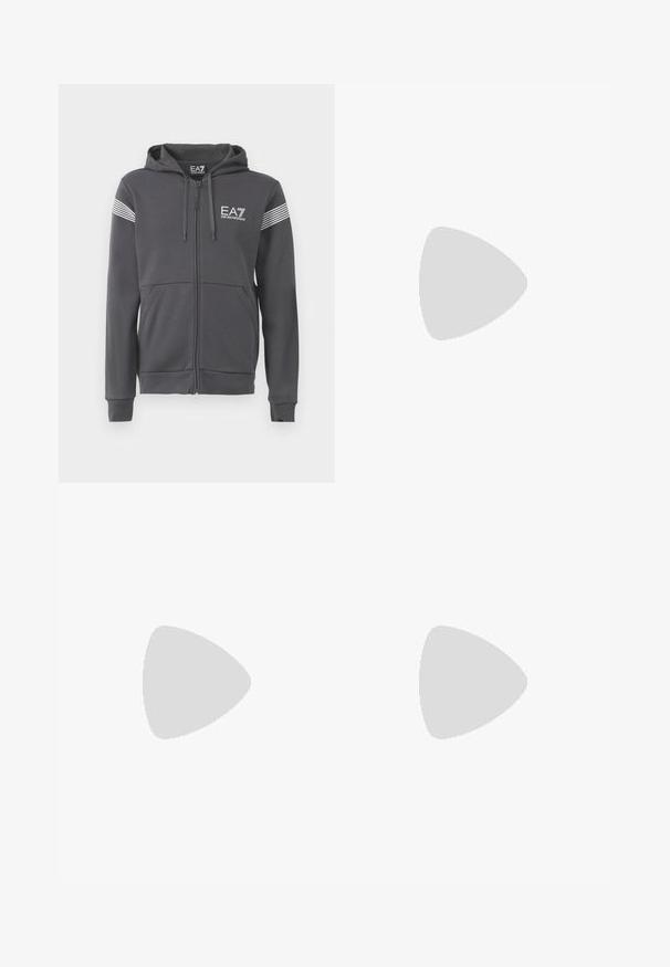 Siva zip-up kapucha, izdelan iz mehkega blaga. Ima sprednji logotip, črto vzorce na rokavih in kenguru žepke.; Bela bombažna majica s krožnim izrezom in kratkimi rokavi, s pozlačenim logotipom EA7 Emporio Armani natisnjenim spredaj.; Črne športne kratke hlače iz mehkega blaga, z elastičnim pasom in majhnim rumenim logotipom EA7 na spodnjem levem delu noge.; Bela usnjena športna obutev z gladko površino, okroglo prst, ravne vezalke in teksturiran podplat. Ima diskretno logo na peti.