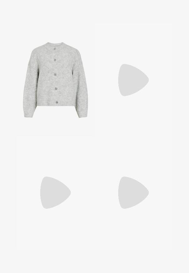 Pilkas megztas kardiganas su apvaliu iškirpimu, turintis trumpą dizainą ir penkis dekoratyvinius mygtukus. Minkšta tekstūra su subtiliu raštu.; Balta trumpa rankovėmis marškinėliai, pagaminti išリbrebės medvilnės audinio. Paruošta išvaizda su apvaliu iškirpimu ir lygiu paviršiumi. Be raštų ar puošmenų.; Juodi šortai, pagaminti iš tekstūruotos medžiagos, su suplėšytu kraštu, turintys dvi priekines kišenes ir pritaikytą siluetą.; Juodos odinės slingback aukštakulniai su smailiu nosiu, mažais katės kulnais ir dekoratyvine mazgo detale priekyje. Visas paviršius lygus.