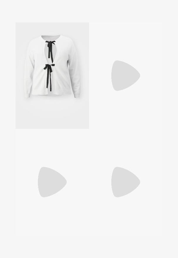 Biely pletený kardigán s hlbokým výstrihom do V, zapínaný na čierne stuhy, s dlhými rukávmi a rebrovanými manžetami.; Even&Odd Petite 2 PACK - Top - light grey/black; ONLY Petite ONLMADISON BLUSH WIDE - Široké nohavice - dark blue denim; Čierne kožené členkové topánky so sklápacím dizajnom, masívnym vysokým podpätkom a textúrovanou gumovou podrážkou. Obsahujú zips na boku.; Strieborné kovové náušnice vo forme kruhov s brúsenou textúrou, so zaobleným dizajnom a priehľadným zarážkou pre bezpečné nosenie.