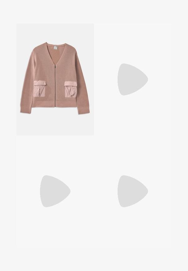 Cardigan rosa de malha com decote em V, fecho de correr na frente e dois bolsos aplicados em tecido contrastante. Punhos e barra canelados que realçam a textura.; Camisa de botões de manga longa castanho-escuro, com dois bolsos de aba no peito e um colarinho clássico, apresentada contra um fundo branco liso.; Calças largas de cintura alta, castanhas, com fecho de botão e zíper, passantes para cinto e pregas frontais.; Bota de tornozelo em pele preta com biqueira apontada e um design elegante. Apresenta um salto baixo e um fecho com zipper na parte de trás. Textura suave.