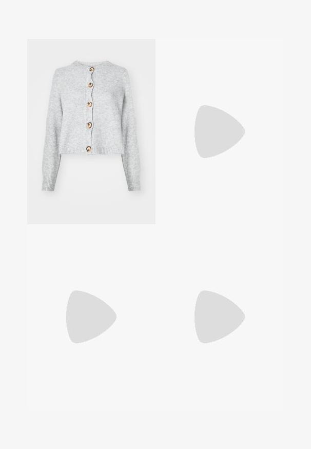 Vero Moda VMBOOM NECK BUTTON CARDIGAN  - Cardigan - light grey melange; Lys grå langermet t-skjorte laget av myk bomull. Har en løs passform, rund hals og forsiktig samlet mansjetter. Ingen mønstre eller grafikk.; Bredde ben jeans med en lyseblå til mørkeblå gradient, høyt liv, beltehemper og et matchende belte i samme stoff. Teksturert denimoverflate.; Svarte lærplattformsko med kraftig blokkhell, rund tå og tradisjonell snøring. Har en jevn tekstur og minimal detaljering.