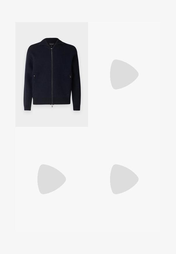 Emporio Armani CARDIGAN - Kardigán - blu navy; Čierne tričko s krátkym rukávom a okrúhlym výstrihom so subtílnym embosovaným vzorom a značkovou nášivkou vo vnútri goliera, položené na bielom pozadí.; Čierne, vysoké nohavice so širokým strihom, vyrobené z hladkej látky. Obsahujú predné skladby a pútka na opasok. Minimalistický dizajn, bez viditeľnej kovania.; Čierne kožené tenisky s nízkym profilom, zaoblenou špičkou a šnurovaním; obsahujú textúrovanú gumovú podrážku a logo na päte.
