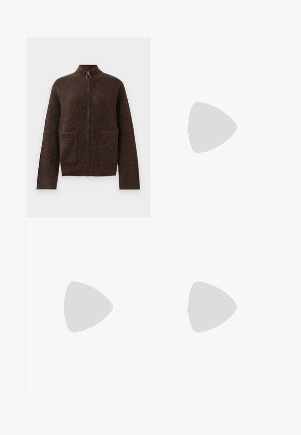 Temno rjav puhast zip-up kardigan z visokim ovratnikom, dvema sprednjima žepoma na obeh strane in dolgimi rokavi na belem ozadju.; Temno rjava bombažna majica s krožno izrezanim vratom, kratkimi rokavi in sproščenim krojem. Preprost dizajn brez vidnih vzorcev ali dodatkov.; Temno modri naravni kavbojke z ravnimi nogavicami, petimi žepi, zapenjanjem na gumb in zadrgo ter kontrastnim šivom.; Rjavi semiš športni copati z teksturiranimi paneli, belimi vezalkami in zlatim logotipom. Imajo gumijast podplat in oblazinjen ovratnik za udobje.; Zlati okrogli uhani s poliranim zaključkom in majhnim držalom. Imajo gladko teksturo in odsevno površino.