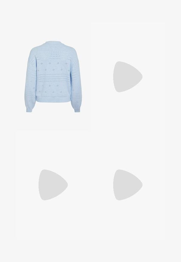 Šviesiai mėlynas megztinis, pasižymintis laisva danga, atviru raštu su taškučiais, smailiais rankogaliais ir apyranke, bei apvalia iškirpte.; Balta be rankovių palaidinė su apvaliu kaklu. Pagaminta iš lygios medžiagos, ji turi laisvą siluetą ir minimalistinį dizainą. Be raštų ar akcentų.; Juodos aukšto juosmens plačios kojų dirbtinės odos kelnės su priekiniais mygtukais, užtrauktuku, diržo kilpomis ir šoninėmis kišenėmis ant balto fono.; Juodos kulkšninių botai, pagaminti iš lygaus odos, su šoniniu užtrauktuku, masyviu tekstūruotu kulnu ir apvaliu pirštu.