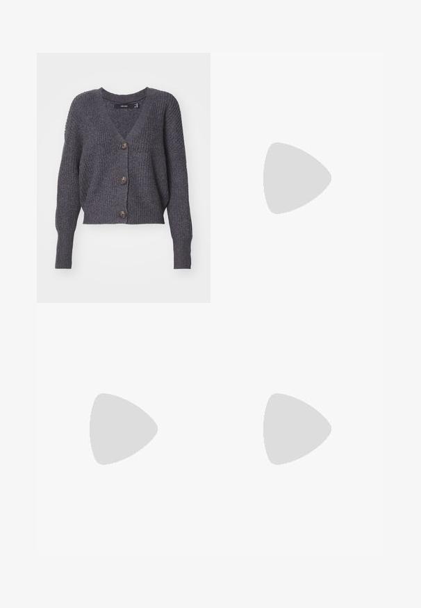 Tmavě šedý pletený cardigan s výstřihem do V, dlouhými rukávy a pěti knoflíky vpředu. Má žebrovanou texturu a zkrácený střih.; Bílý žebrovaný tílko s kulatým výstřihem a bezramínkovým designem, s rovnými lemy a hladkou, elastickou strukturou.; Šedé džíny z denimu se střihy rovnými nohavicemi, s poškozenou úpravou, pěti kapsami a měděnými nýtky. Pasová část obsahuje logo štítek.; Sportovní boty s bílým koženým svrškem, šedou semišovou špičkou a třemi černými pruhy. Obsahují modré logo na jazyku a texturovanou gumovou podrážku.