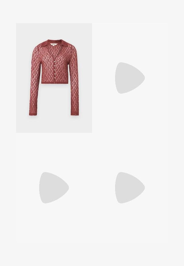 Blonder cardigan i dyb rød, cropped længde, lange ærmer, v-hals, knaplukning, detaljeret med et struktureret mønster.; Hvid kortærmet t-shirt lavet af blød bomuld, med rund halsudskæring og en tætsiddende form. Ingen synlige mønstre eller udsmykninger.; Lysegrå sweatpants med en afslappet pasform, elastisk talje, snøre og sidelommer; lavet af blødt, struktureret stof.; Nike træningssko i hvid og lys pink. Har en mesh-overdel og en markant buet sål med synlig luftdæmpning.