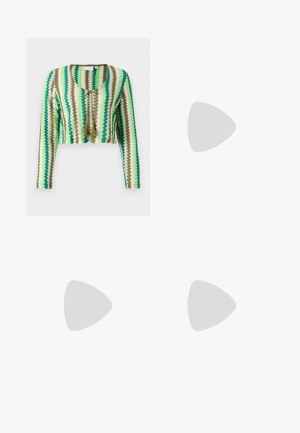 Háčkovaná cardigan v zelených, krémových a olivových pruhoch. Má dlhé rukávy, okrúhly výstrih a šnuru s strapcami vpredu.; Biela krátka T-shirt s voľným strihom a zlaceným textúrou v oblasti pása. Vyrobená z mäkkého, ľahkého materiálu.; Čierne, ľahké nohavice s elastickým pásom a zúženými nohavicami. Tkanina je hladká a má voľný, zúžený strih.; Čierne platformové sandále s robustnými, zúbkovanými podrážkami a viacerými popruhmi, s kovovými prackami a hladkým textúrou pripomínajúcou kožu.