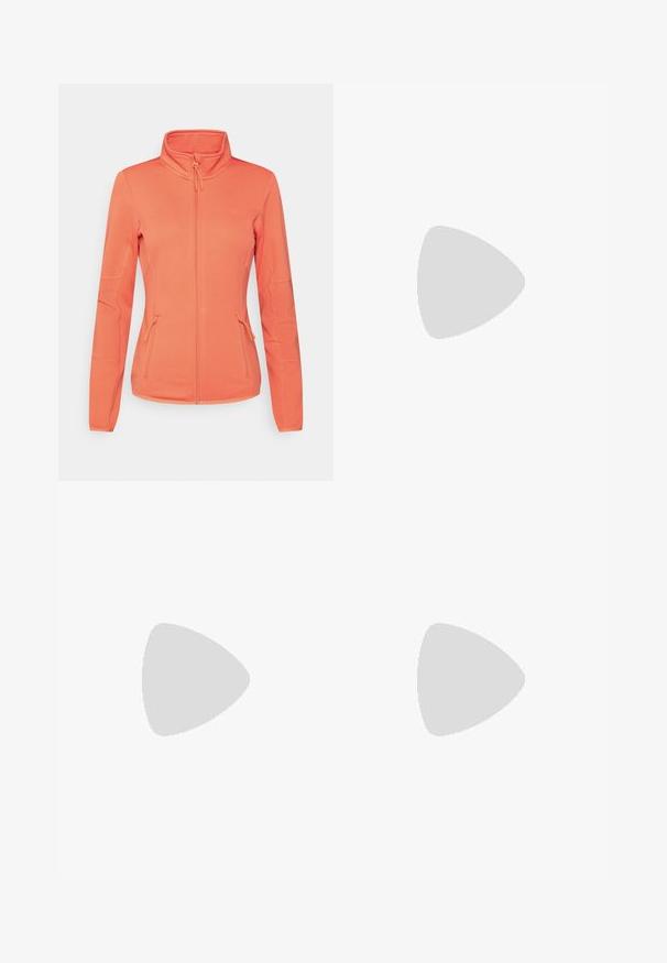 ONLY Play ONPJETTA - Polárdzseki - spiced coral; Fehér, rövid ujjú póló puha anyagból, kerek nyakkivágással és laza szabással, sima, varrat nélküli vállrész kiemelésekkel.; Fekete leggings magas elasztikus derékkal, amelyen az "UNDER ARMOUR" felirat szerepel. Sima textúra, finom mintázat kiemelésekkel a lábak mentén.; Fehér sportcipő, textúrált kötött felső résszel, sima fehér középtalppal és gumi talppal, amely finom mintázattal rendelkezik.