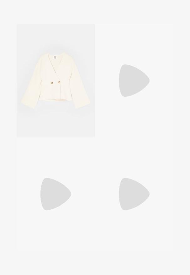 Chaqueta corta de color crema con un profundo escote en V, mangas largas y anchas, y dos cierres de botones en color dorado. Tejido suave y texturizado.; Camiseta de algodón blanca con mangas cortas, escote redondo, corte relajado y dobladillo cosido. Etiqueta visible en el interior del cuello.; Pantalones cortos de lino beige con un ajuste relajado, que presentan un cierre de botón, diseño plisado y corte hasta la rodilla. Textura suave y estilo simple.; Sandalias de tacón de charol beige con diseño de tira cruzada, puntera abierta, correa ajustable en el tobillo y tacón cuadrado. Textura suave.