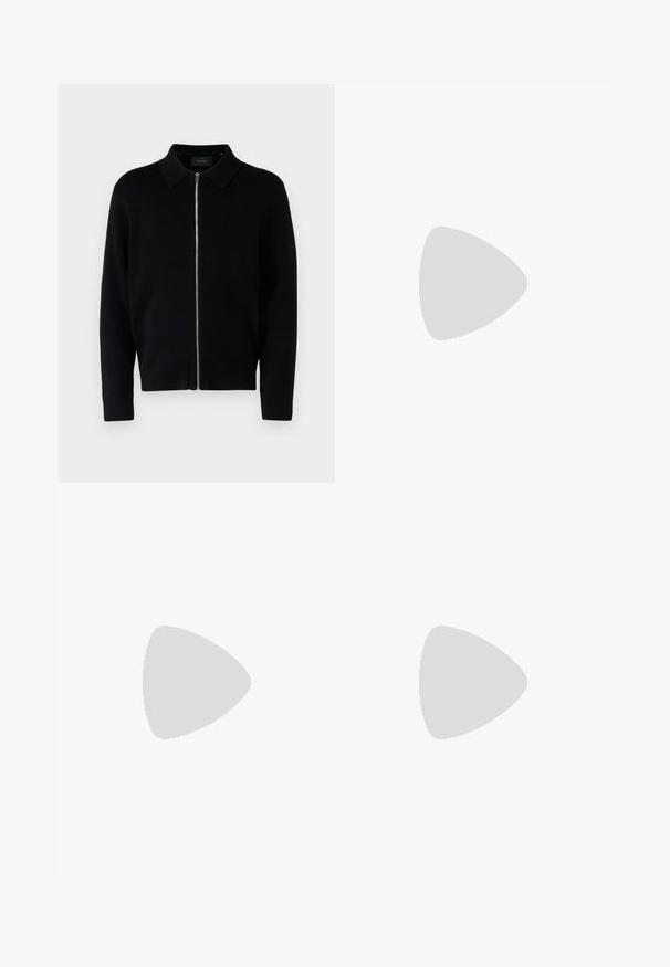 Cardigan nero in maglia con zip, dotato di un colletto, maniche lunghe, tessuto testurizzato e dettaglio con zip centrale.; Set di tre t-shirt base in nero, bianco e grigio chiaro. Maniche corte, colletto rotondo, realizzate in cotone morbido. Logo del marchio visibile.; Only & Sons ONSJEREMY LOOSE PANT - Pantaloni - black; Sneaker bianche in pelle con finitura liscia, punta arrotondata, lacci piatti e suola texturizzata. Accento in suede grigio sul tallone.; Occhiali da sole neri rettangolari con lenti scure. Montatura lucida, aste dritte con una leggera curvatura. Design minimalista, senza decorazioni.; Orologio da polso al quarzo Casio con quadrante nero, cinturino in acciaio inossidabile argentato, grandi numeri bianchi e rossi, e impermeabile fino a 200 metri.