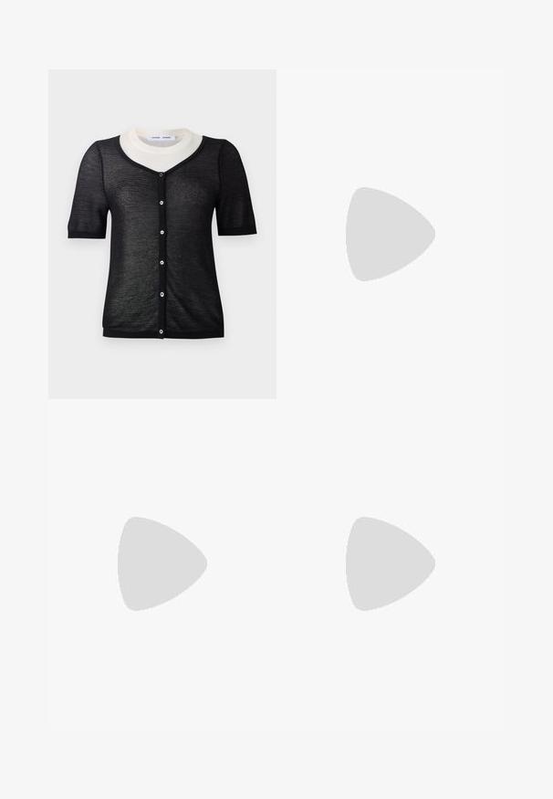 Svart kortärmad cardigan med V-halsringning, som har en lättstickad textur, kontrasterande vit krage och framknäppning med knappar.; Svart kortärmad t-shirt i mjuk bomull, med rund halsringning, avslappnad passform och en mjuk yta. Inga synliga mönster eller tryck.; Svarta plisserade vida byxor med elastisk midjeband. Tyget har vertikala plisseringar och en slät yta.; Svart klacksandaler med flätad remdesign, fyrkantig tå och justerbar vristrem. Ljusbeige fotbädd med glansig svart klack.